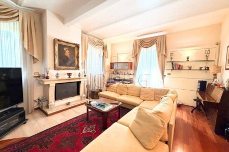 Villa d’epoca con parco privato e dependance