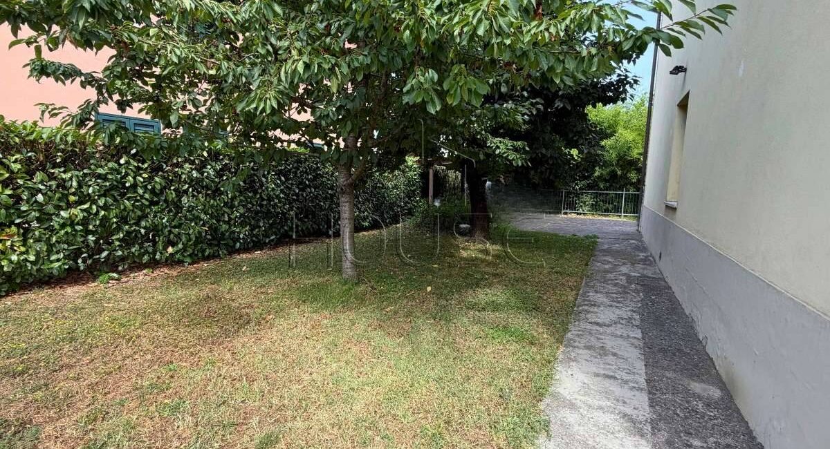 Porzione di bifamiliare con ingresso indipendente e giardino