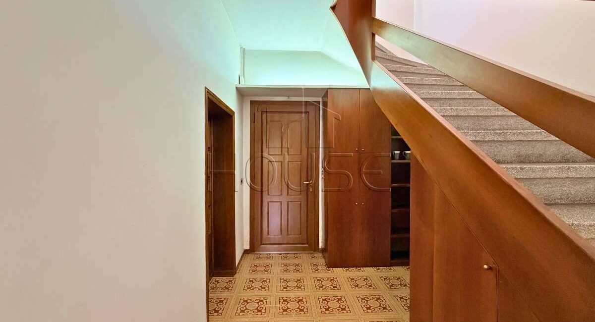 Porzione di bifamiliare con ingresso indipendente e giardino
