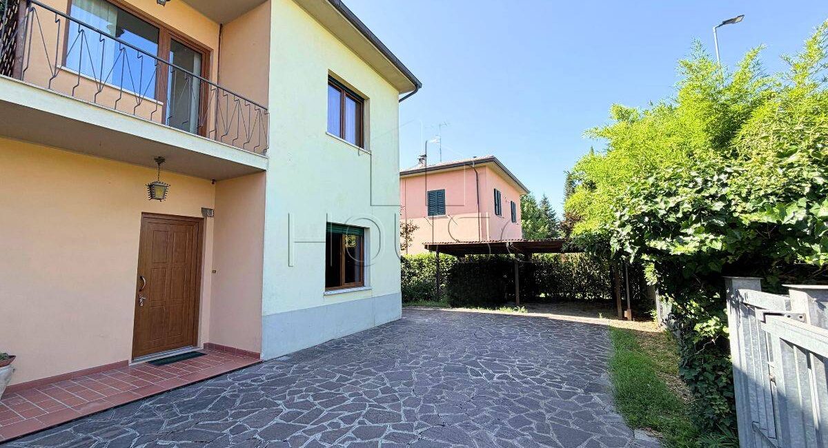 Porzione di bifamiliare con ingresso indipendente e giardino