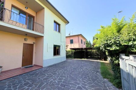 Porzione di bifamiliare con ingresso indipendente e giardino