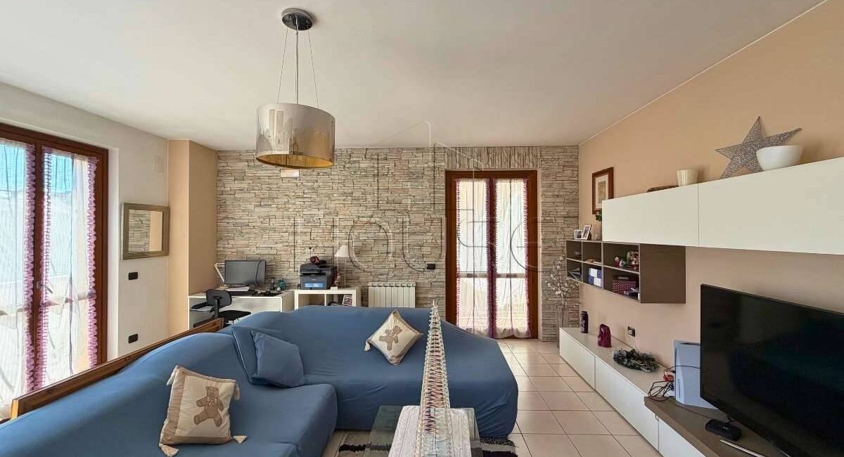 Porzione di bifamiliare di recente costruzione con giardino