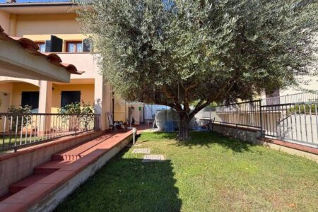 Porzione di bifamiliare di recente costruzione con giardino