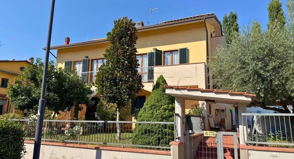 Porzione di bifamiliare di recente costruzione con giardino