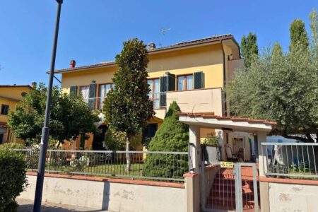 Porzione di bifamiliare di recente costruzione con giardino