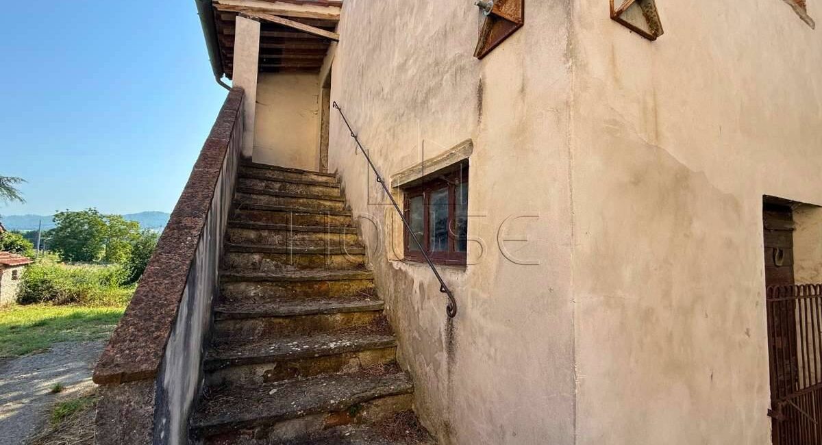Porzione indipendente al grezzo con corte privata