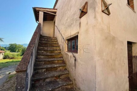 Porzione indipendente al grezzo con corte privata