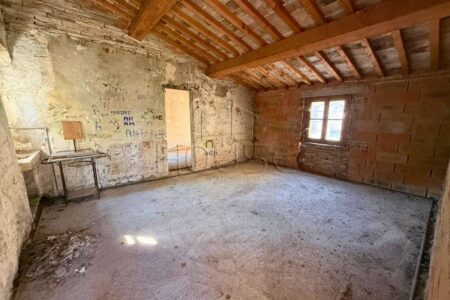 Porzione indipendente al grezzo con corte privata