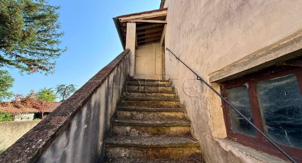 Porzione indipendente al grezzo con corte privata