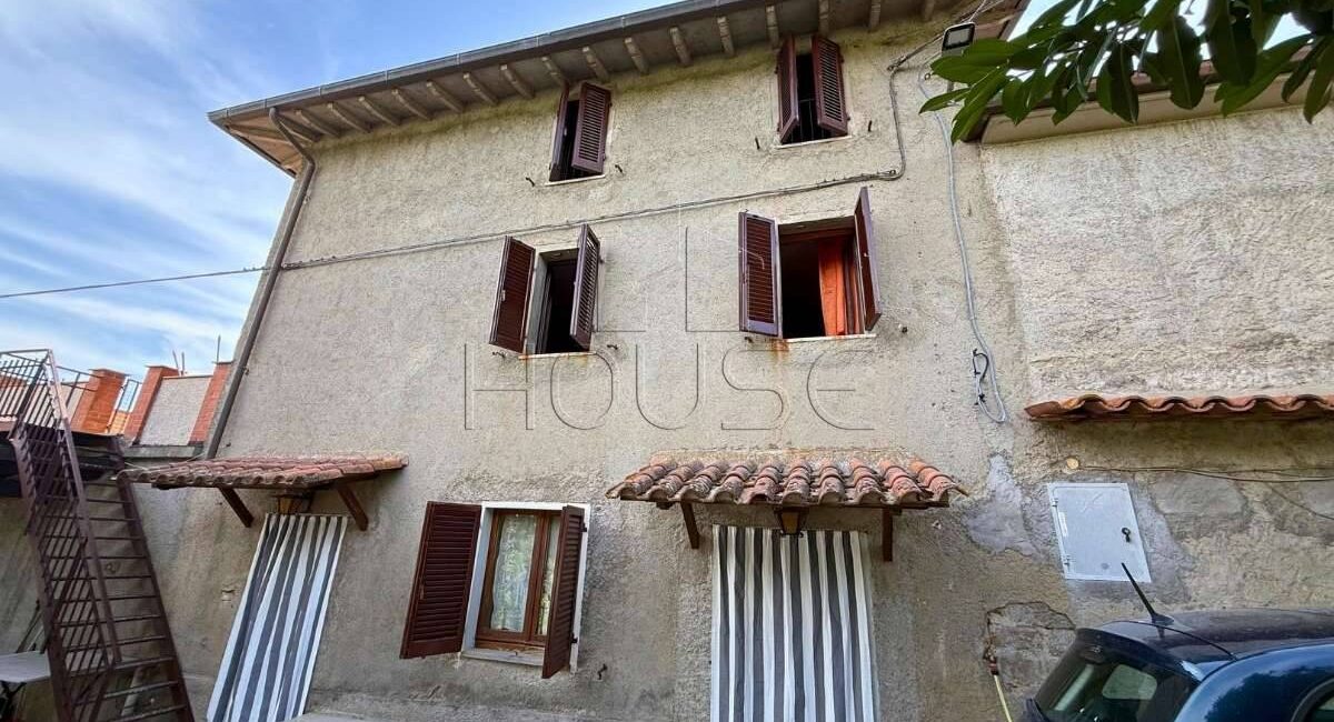 Porzione cielo-terra con terreno