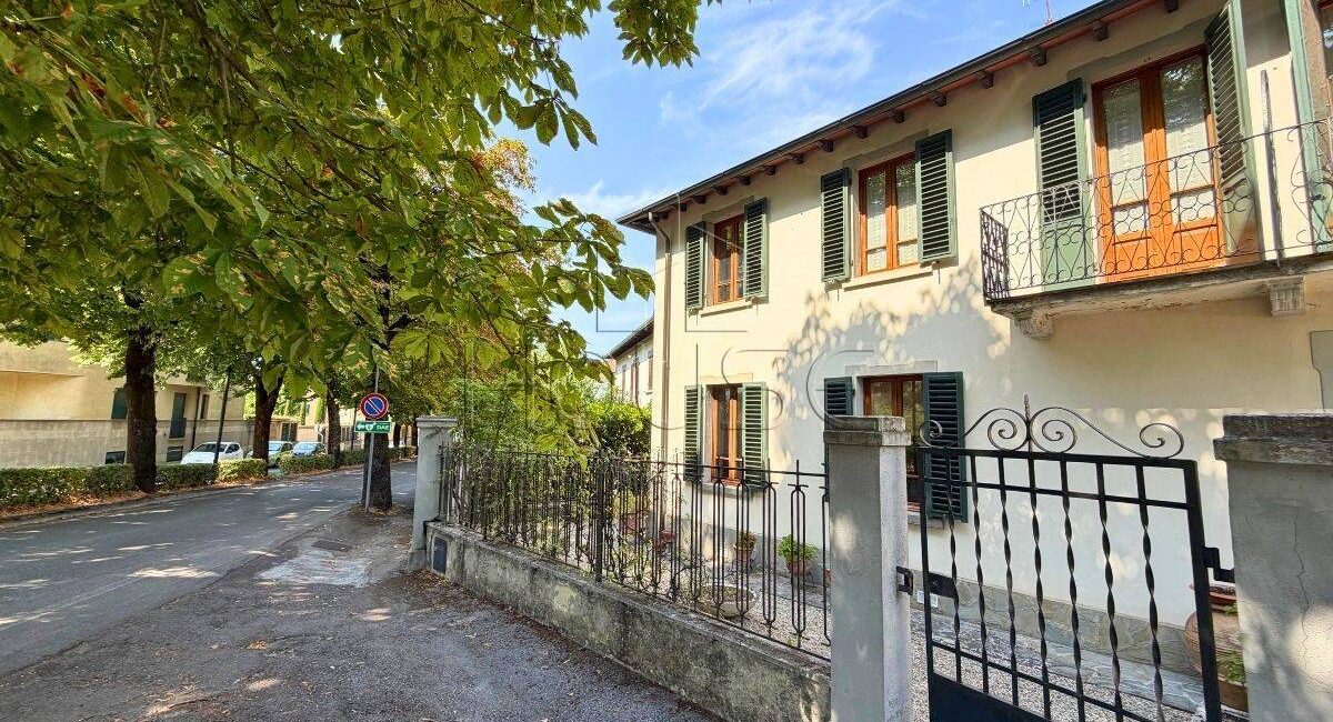 Villetta signorile libera su tre lati con giardino