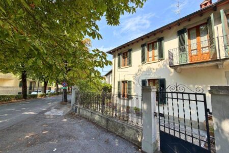 Villetta signorile libera su tre lati con giardino