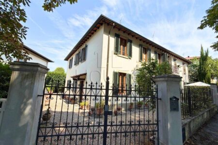 Villetta signorile libera su tre lati con giardino