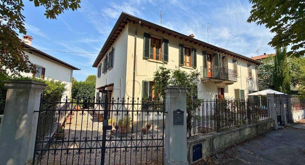Villetta signorile libera su tre lati con giardino