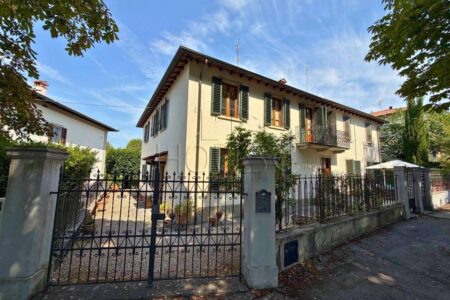 Villetta signorile libera su tre lati con giardino