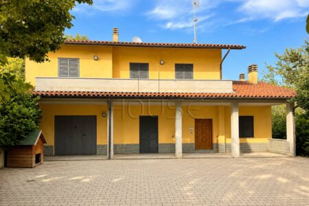 Casa singola con ampio terreno circostante