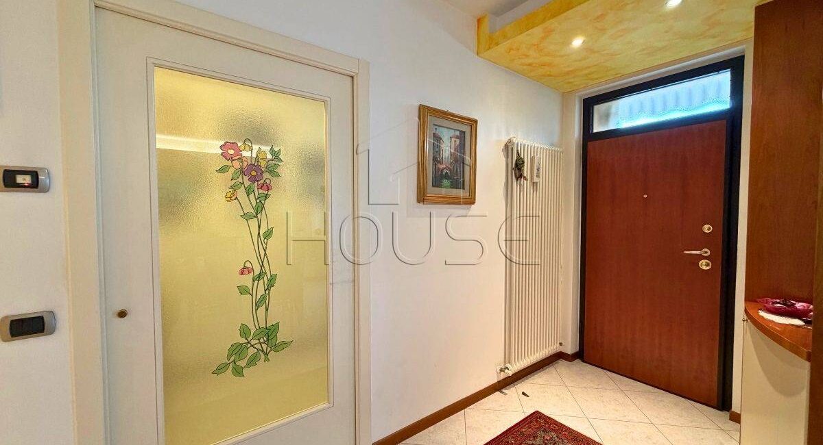 Appartamento ristrutturato con ingresso indipendente, terrazzo e garage