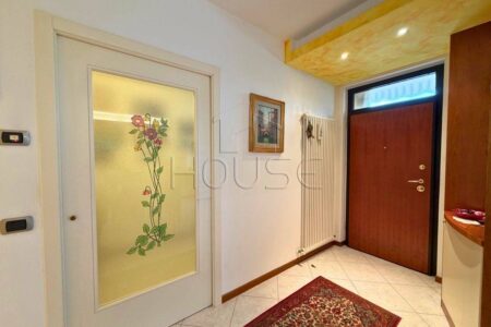 Appartamento ristrutturato con ingresso indipendente, terrazzo e garage