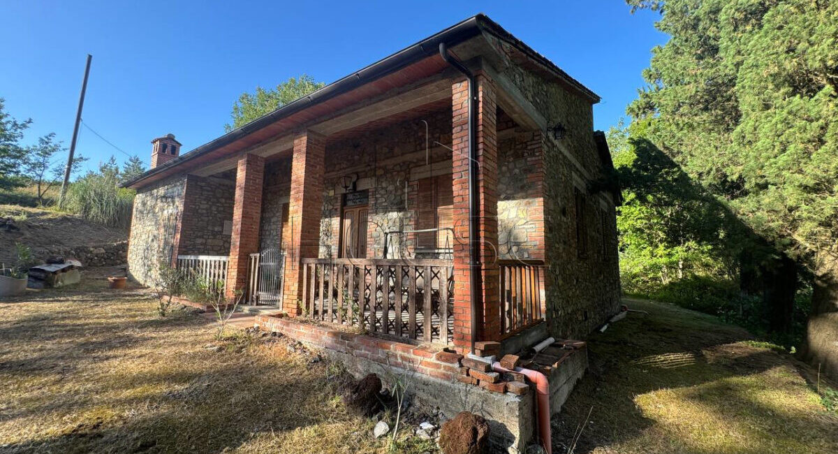 Casa singola con annesso e 3 ettari di terreno