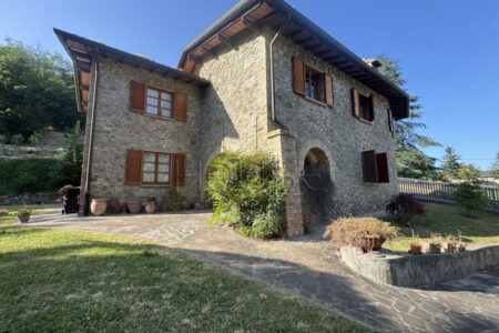 Casolare ristrutturato con giardino privato