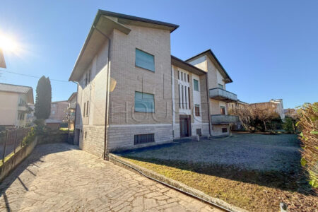 Villa con giardino