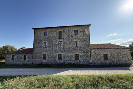 Casale con terreno in posizione panoramica