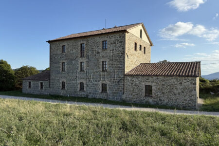 Casale con terreno in posizione panoramica