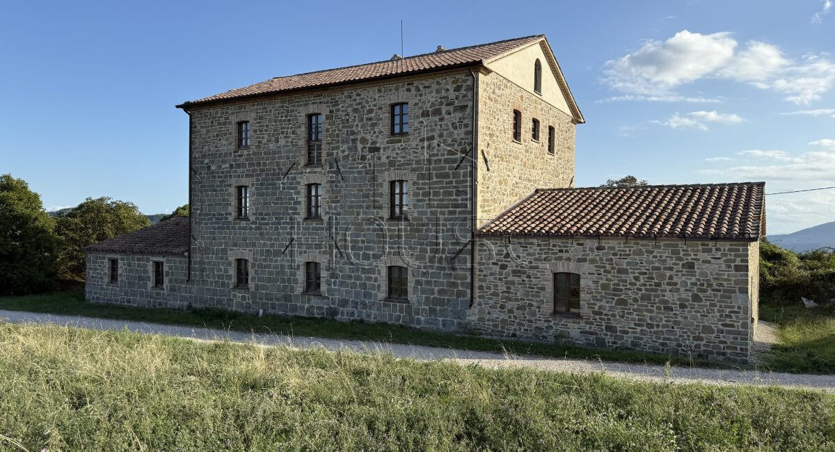 Casale con terreno in posizione panoramica
