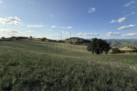 Casale con terreno in posizione panoramica