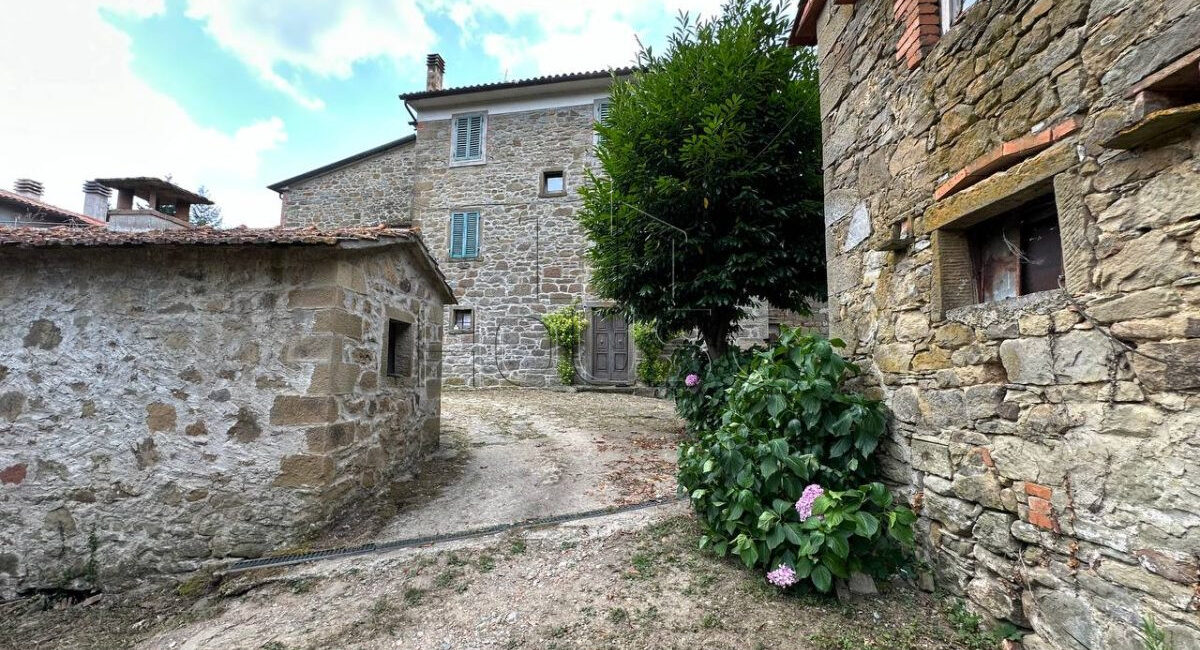 Porzione indipendente con giardino privato