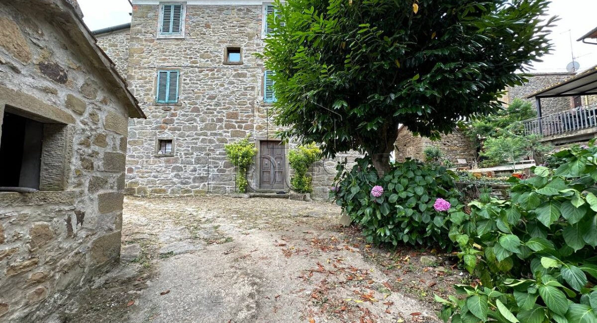 Porzione indipendente con giardino privato