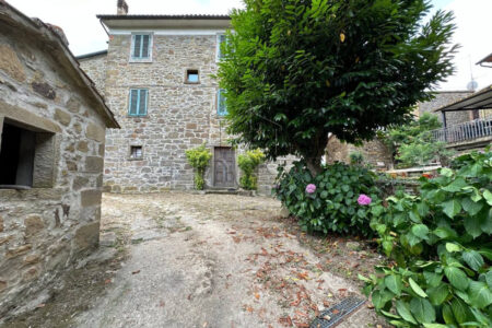 Porzione indipendente con giardino privato