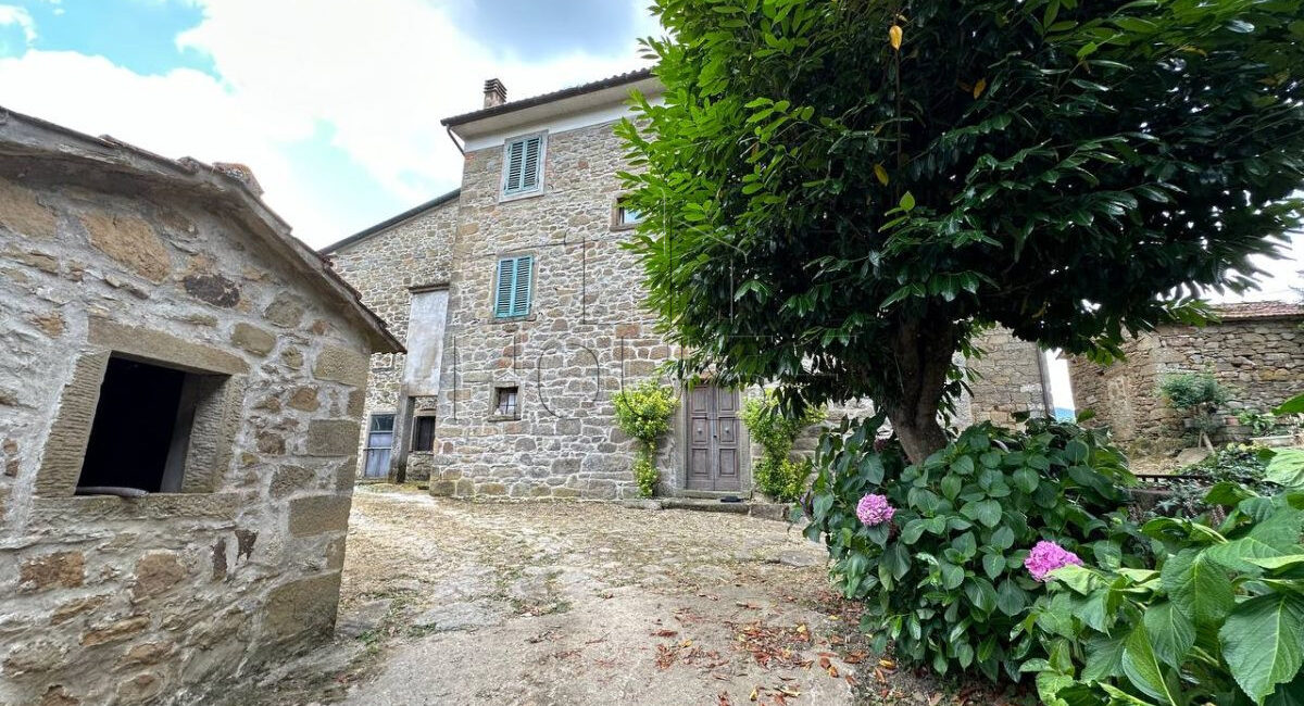 Porzione indipendente con giardino privato