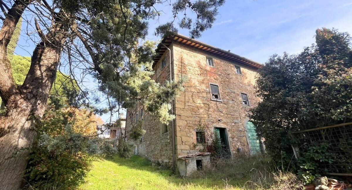 Casolare da ristrutturare con ampio terreno circostante