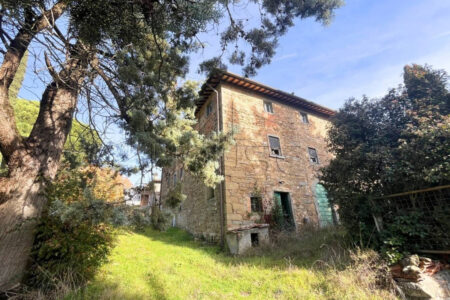 Casolare da ristrutturare con ampio terreno circostante