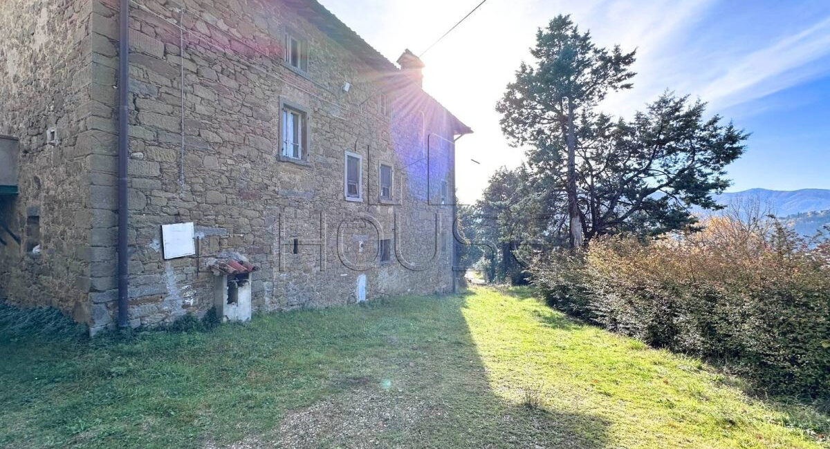 Casolare da ristrutturare con ampio terreno circostante