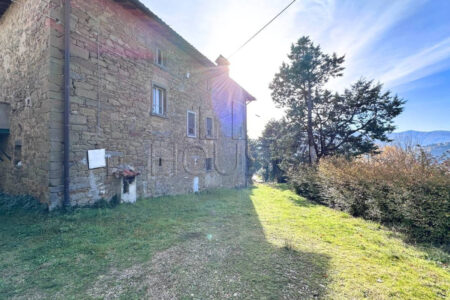 Casolare da ristrutturare con ampio terreno circostante
