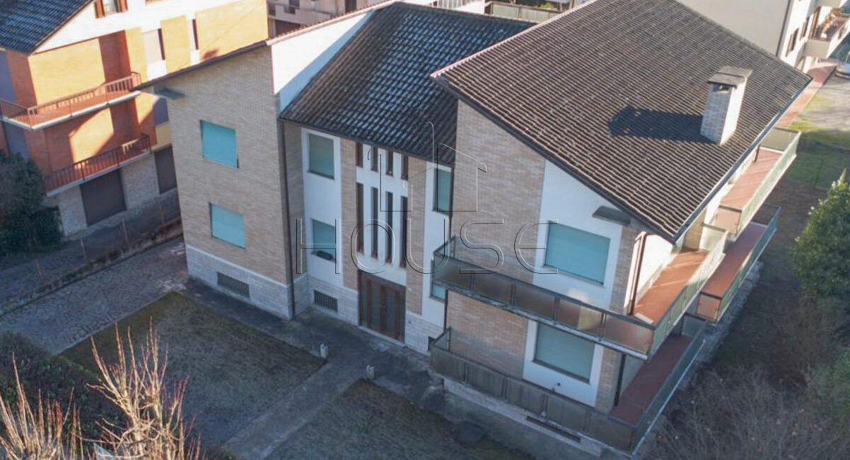 Villa con giardino