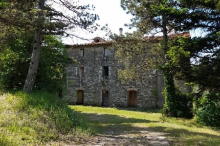 Appartamento da ristrutturare vicino Umbertide con terreno