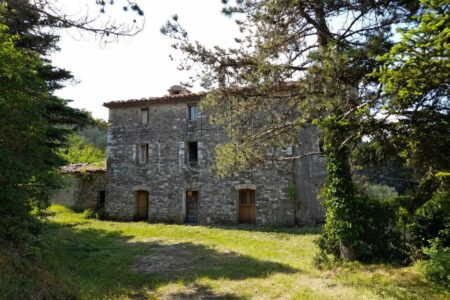 Appartamento da ristrutturare vicino Umbertide con terreno