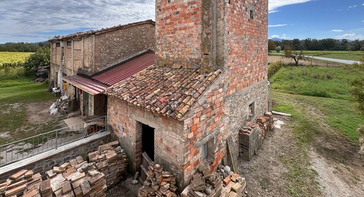 Porzione di casa colonica con annesso e terreno circostante