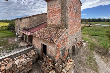 Porzione di casa colonica con annesso e terreno circostante