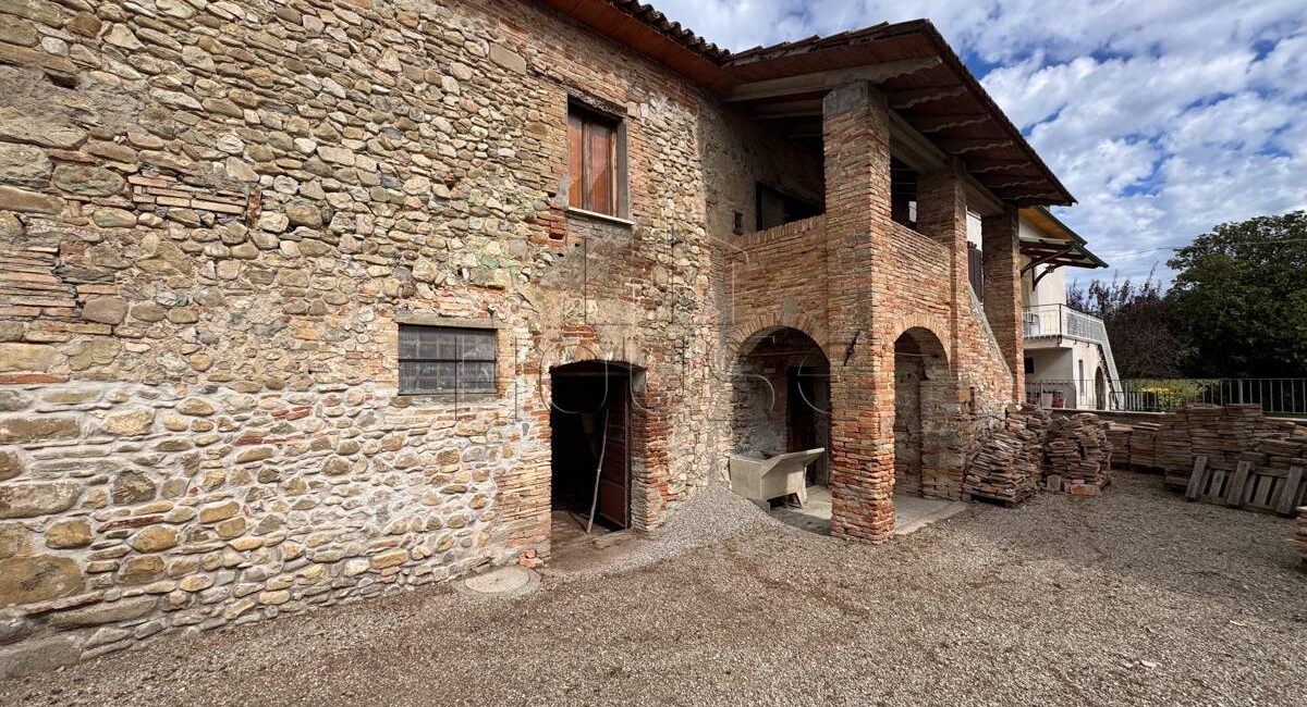 Porzione di casa colonica con annesso e terreno circostante