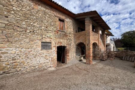 Porzione di casa colonica con annesso e terreno circostante
