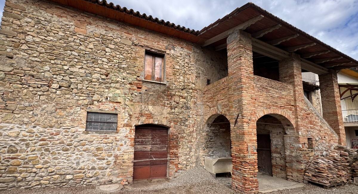 Porzione di casa colonica con annesso e terreno circostante