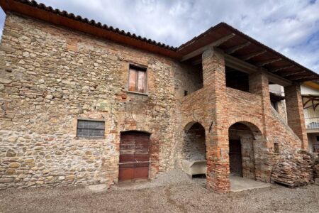 Porzione di casa colonica con annesso e terreno circostante