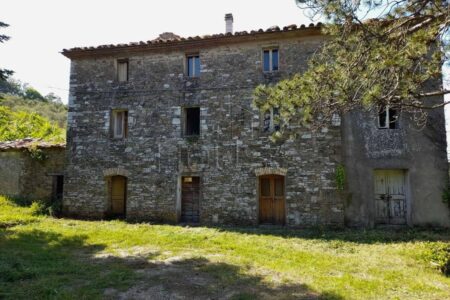 Appartamento da ristrutturare vicino Umbertide con terreno
