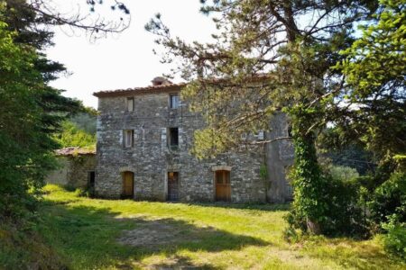 Appartamento da ristrutturare vicino Umbertide con terreno