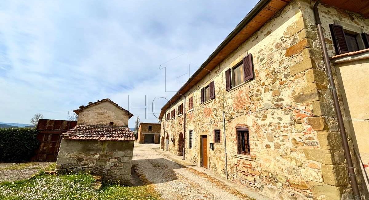 Porzione di casale con ampio terreno