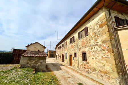 Porzione di casale con ampio terreno